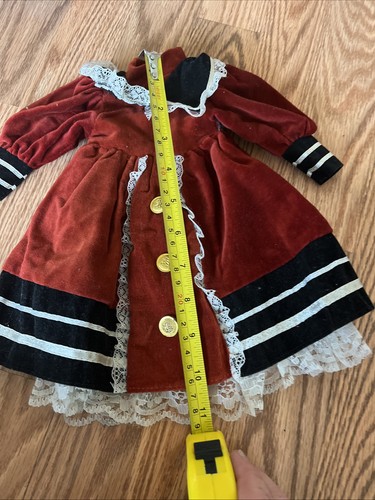 Vintage Handarbeit rotes Samt Puppenkleid Spitze Goldknöpfe - Bild 10 von 14