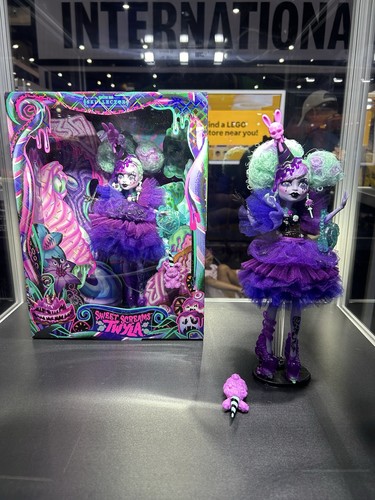 Poupée Monster High Sweet Screams Twyla SDCC 2025 exclusive en main - Photo 2/7