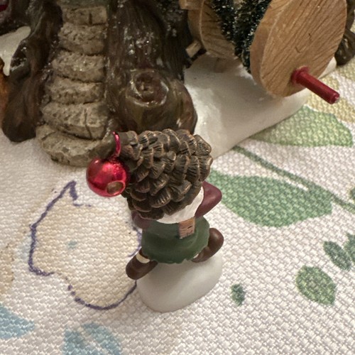 DEPARTMENT 56 NORTH POLE WOODS TRIM A TREE FACTORY 56884 RETIRED 2001 - Picture 5 of 11