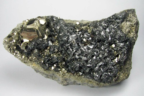 TENANTITE CRISTALLI BRILLANTI con PIRITE SCINTILLANTI sparsi su MATRICE dal PERUVIANO. - Foto 8 di 12