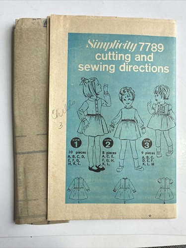 UNCUT Vintage Simplicity 7789 Abito Bambina Bambina Modello 3 Cuciture - Foto 2 di 3