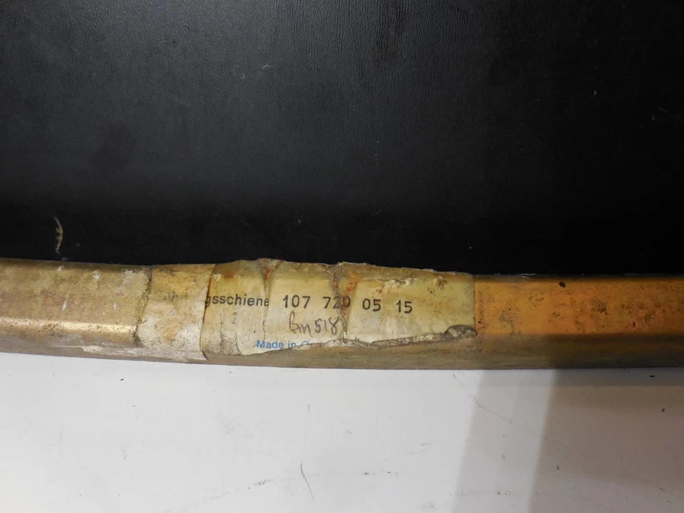 Guarnição de trilho guia para janela esquerda 1077200515 73-89 Mercedes Benz R107 380SL 560SL - Imagem 4 de 4