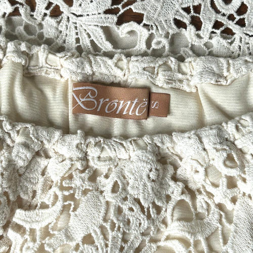 Bronte Damen Elegant Spitze Schulterfrei Tunika Top Elfenbein Neu ohne Etikett Gefüttert Hoher Niedriger Saum - Bild 6 von 7