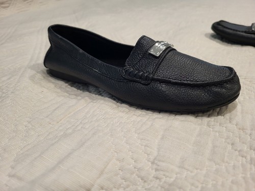 Zapato mocasín de cuero sin cordones Frederica con logotipo plateado negro para mujer 8B - Imagen 11 de 11