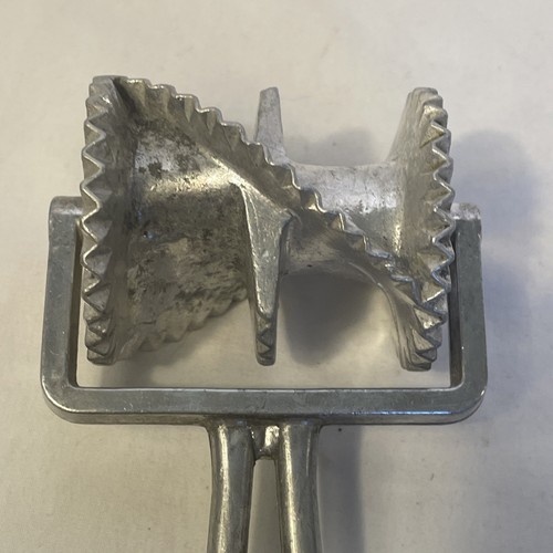Norpro Seattle Wa Fattigmann Cutter Pastry Roller Cast Aluminum Vintage Used - Picture 8 of 10