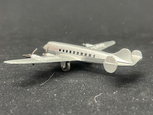 Vintage Tootsietoy - Super Mainliner Propeller Airplane, DC-4 United NC 20100 - Picture 3 of 15