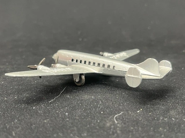 Vintage Tootsietoy - Super Mainliner Propeller Airplane, DC-4 United NC 20100 - Image 3 of 4