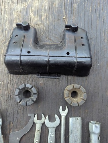 1985 1986 HONDA 250ES 250 BIG RED OEM TOOL KIT SEAT GROMMETS AND TOOL COVER - Bild 7 von 11