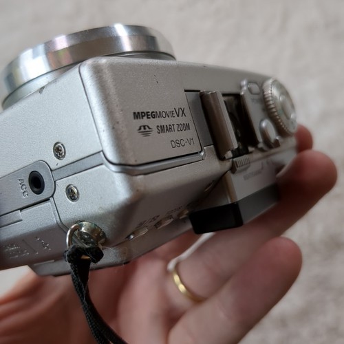 Sony Cyber-shot DSC-V1 5.0 MP Digital Camera No Memory Stick with Battery Strap - Picture 11 of 12