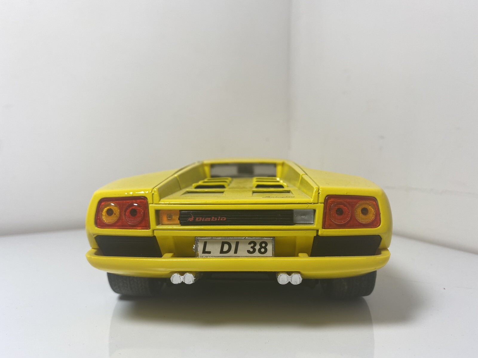Maisto 1994 / 1995 Lamborghini Diablo SE 1:18 Scale Diecast RARE Yellow Klasyczny super tani