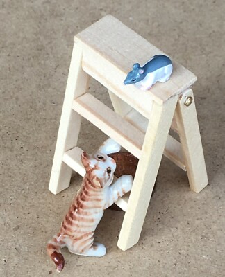 Puppenhaus Maus und eine braune Keramik Katze mit einer Trittleiter Maßstab 1:12 tumdee