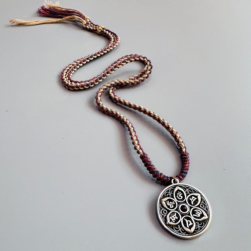 Om Mani Padme Hum/Sei Personaggi Mantra Fengshui Ciondolo Fortunato Buddista Colorato - Foto 6 di 9