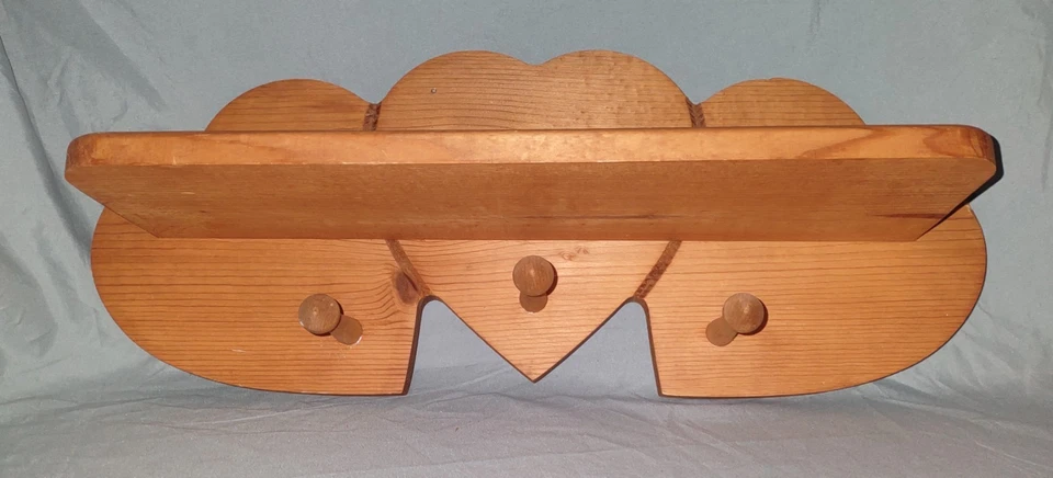 RARO! Prateleira de parede artesanal de madeira maciça 3 corações com 3 pinos Country 20,5x8,5x5" - Imagem 3 de 4