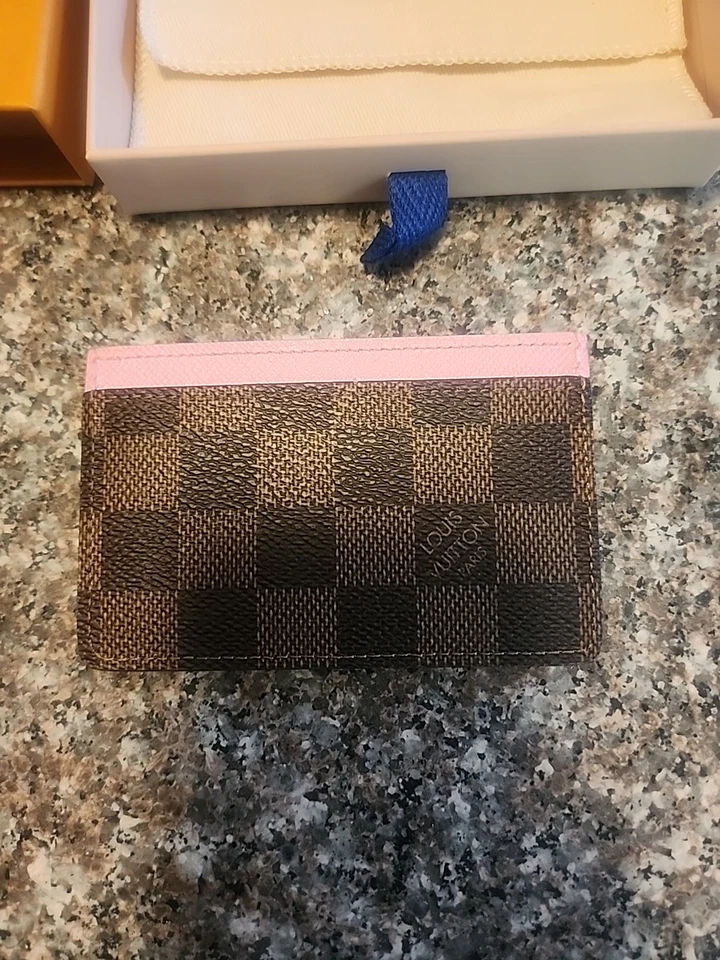 Tarjetero Louis Vuitton 2023 Holiday Vivienne Foto 2 de 3