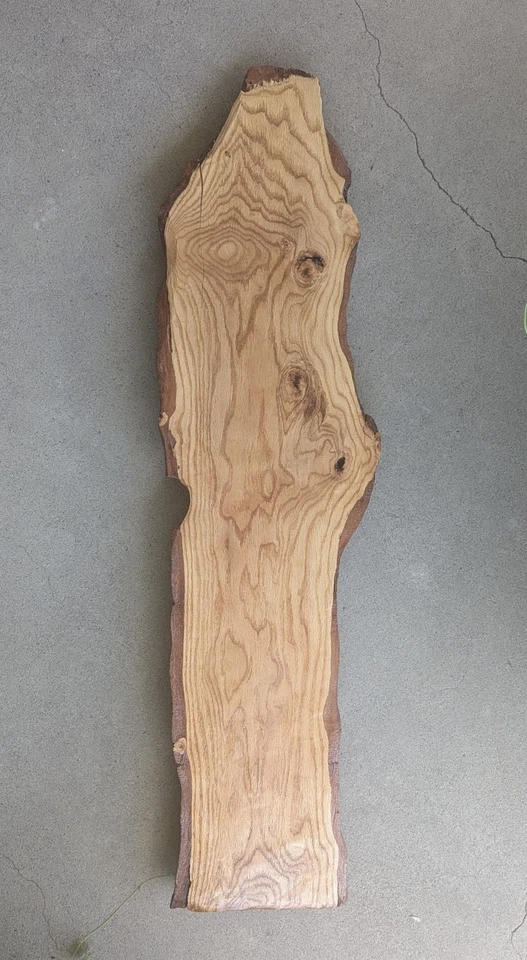 Antiguo perchero de guitarra de madera primitiva borde vivo roble rojo 45" x 12" x 2" Foto 3 de 4