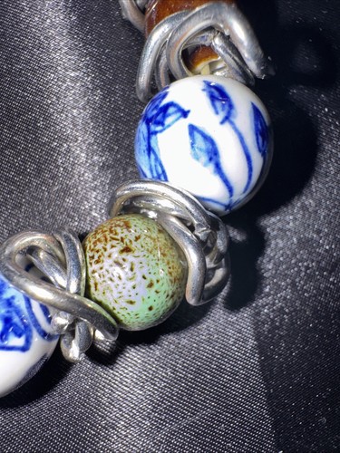 Pulsera elástica artesanal de cuentas de cerámica azul blanco porcelana estilo joyería boho - Imagen 2 de 3