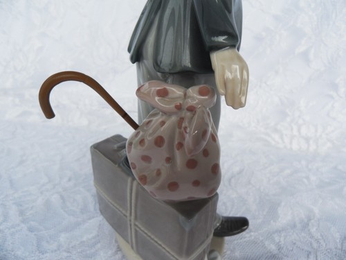 LLADRO " CHARLIE THE TRAMP" PORDELAIN FIGURINE WITH WOODEN CAIN #5233 - Picture 10 of 14