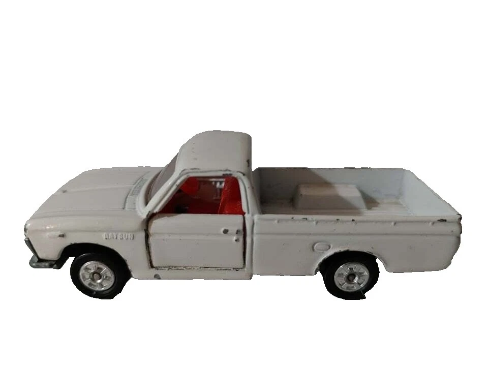 Tomica Datsun escala 1:64 Diecast y de juguete