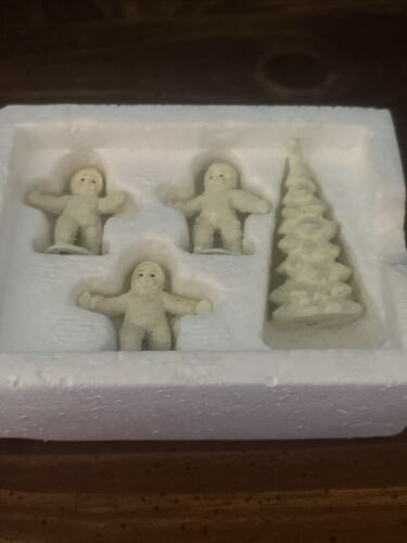 Snowbabies Frosty Frolic Miniatur Freunde 3 Personen und ein Baum weiß mit Box