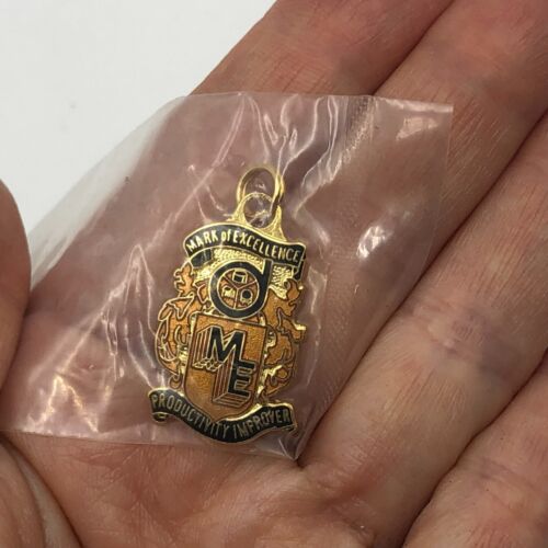 Vintage pendant Mark of excellence productivity Improver NEW Gold Tone - Picture 2 of 5