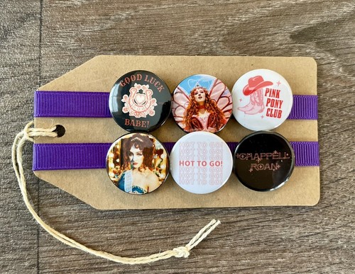 Chappell Roan, Musik Popstar, Pink Pony Club, HOT TO GO - Button Pin Anstecker Set - Bild 1 von 3