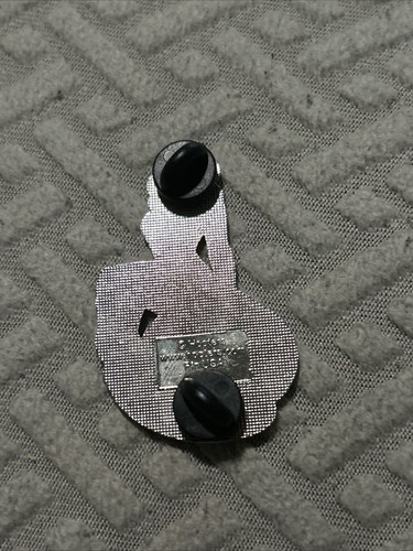 Hooters Restaurant 20th Anniversary Clarksville Indiana Closed 1983-2003 Pin - Picture 2 of 2