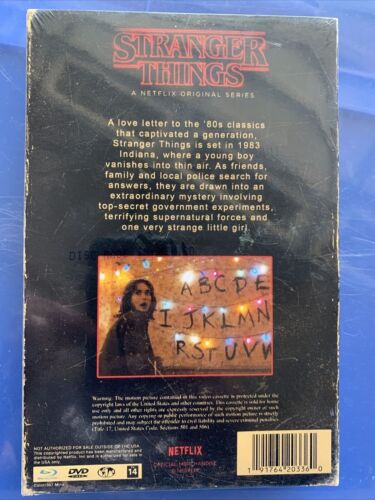 STRANGER THINGS SEASON 1 BLU RAY SPECIAL EDITION IN VHS PACKAGING BRAND NEW! - Imagen 3 de 4