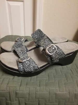 black buckle slides
