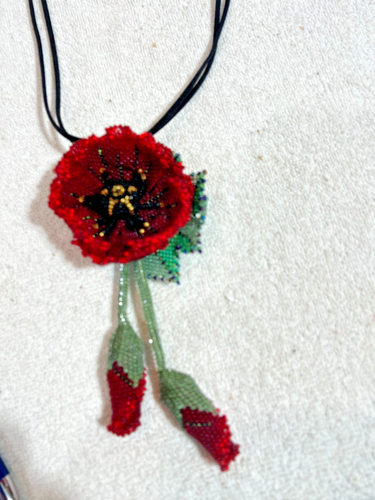 Collar Colgante Amapola Roja Con Cuentas Cuero Gamuza Negro Hilo Flor Idea de Regalo - Imagen 6 de 13