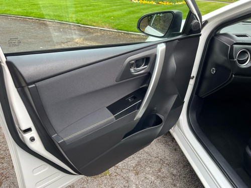 2012 Toyota Auris 1.8 VVT-h Excel CVT Euro 5 (s/s) 5dr HATCHBACK Petrol/Electric - Picture 10 of 24