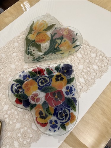 2er Set herzförmige Peggy Karr verschmolzene Glas Teller Stiefmütterchen Blumen signiert 10"x 9" - Bild 3 von 7