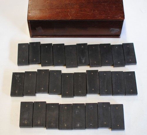 Juego de dominó - 28 piezas, hueso y ébano, caja de madera, azulejos de 2" x 1" con 2 remaches de latón - Imagen 8 de 10