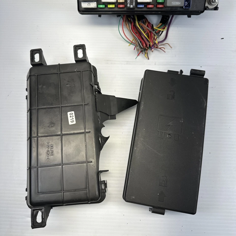 2008-2011 Cadillac DTS Buick Lucerne Under Seat Fuse Box Relay OEM 13697145 - Image 3 of 4