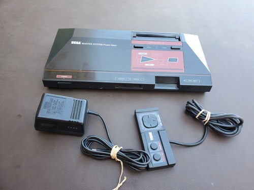 Sega Master System Konsole mit Anschlüssen und einem Controller