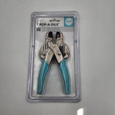 We R Memory Keepers 48104058 Crop-A-Dile Eyelet and Snap Punch