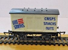 Hornby R009 Smiths Crisps Closed Wagon excellent condition 00 Gauge Used