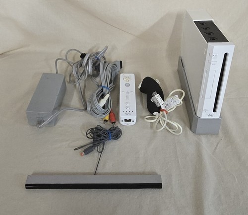 Nintendo Wii RVL-001 Console White Bundle Sensor Cables Controller