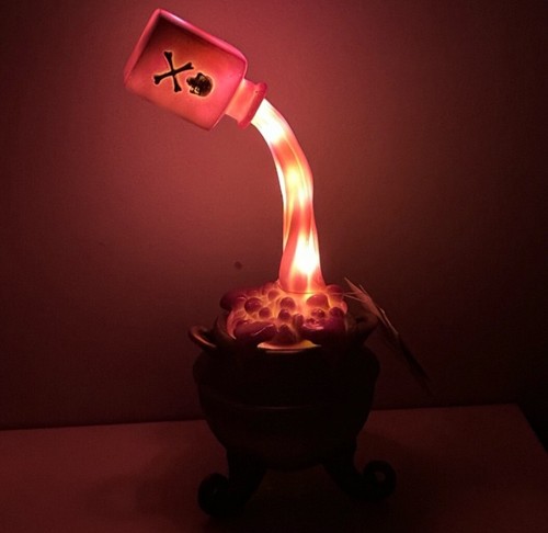 Botella de poción levitante iluminada estilo Hocus Pocus de Halloween y caldero de brujas - Imagen 9 de 11