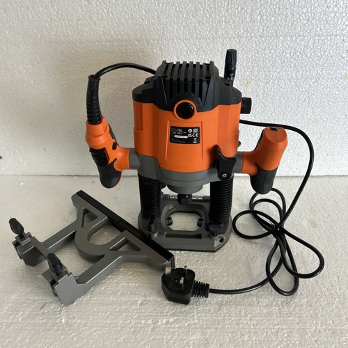 VonHaus 1600W 240V Plunge Router With Accessories