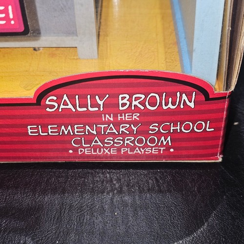 Juego de lujo Peanuts Memory Lane Sally Brown en el aula de la escuela primaria - Imagen 3 de 9