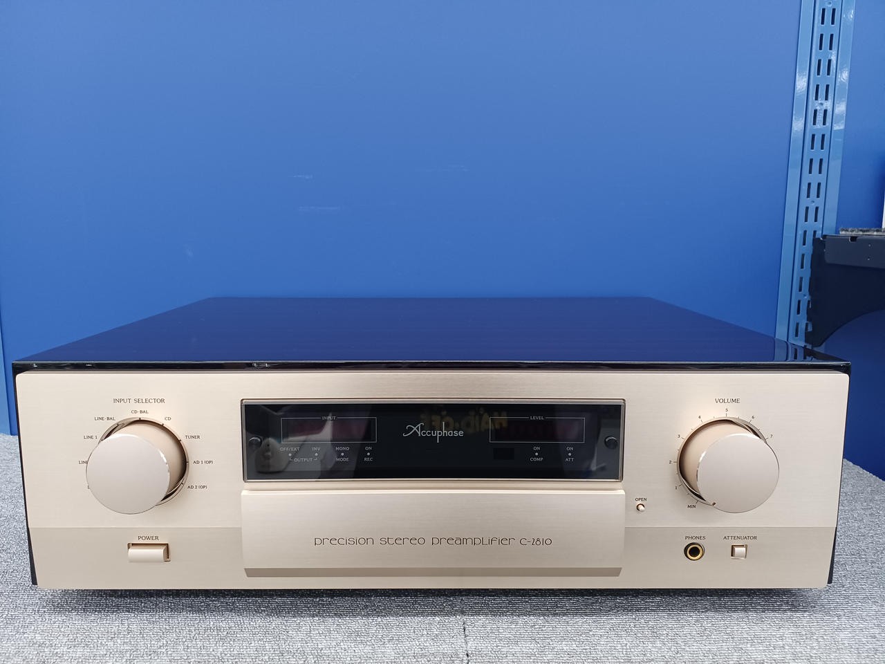 Accuphase C-2810 vintage audio equipment - eBay listing photo 2