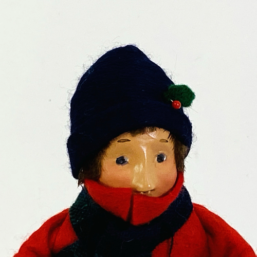 Sciarpa e cappello Byers Choice Carolers ragazzo in cappotto rosso blu con spartiti firmato 9,5" - Foto 3 di 16