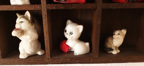 Sammlung Katzen-Miniaturen (+ 3 Kleine Blechdosen Katzenmotiv) Inkl. Setzkasten - Bild 14 von 18