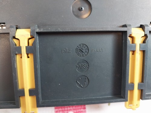 Pilz PSS SB DI8O8 Digital Input/Output Module 301140 - Picture 5 of 8