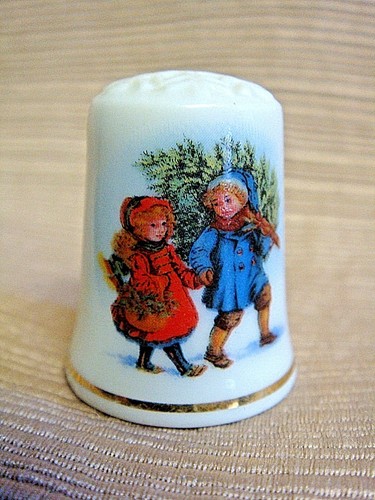 1981 AVON Porcelain CHRISMAS THIMBLE w/ SNOWFLAKE on Top - Picture 1 of 4
