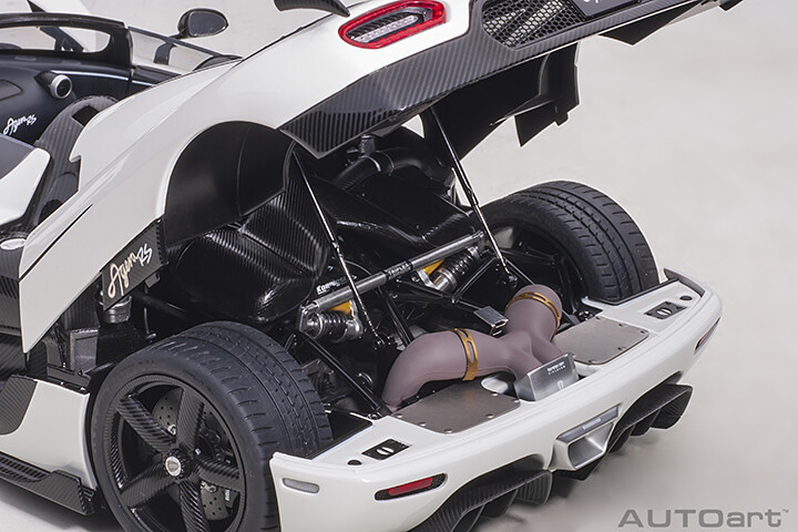 KOENIGSEGG AGERA RS WHITE WITH BLACK CARBON 1:18 by AUTOART KOENIGSEGG AGERA RS WHITE WITH BLACK CARBON 1:18 by AUTOART