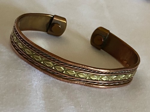 Brazalete de cobre con acento de latón magnético para terapia de artritis propiedades curativas - Imagen 3 de 6