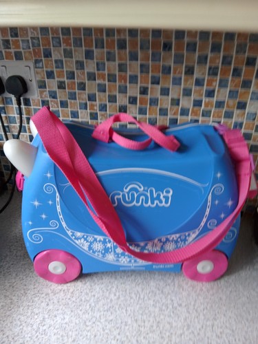 blaue Prinzessin Penelope Kutsche Trunki Kinder Mitfahrkoffer rosa Schlüssel Abschleppgurt