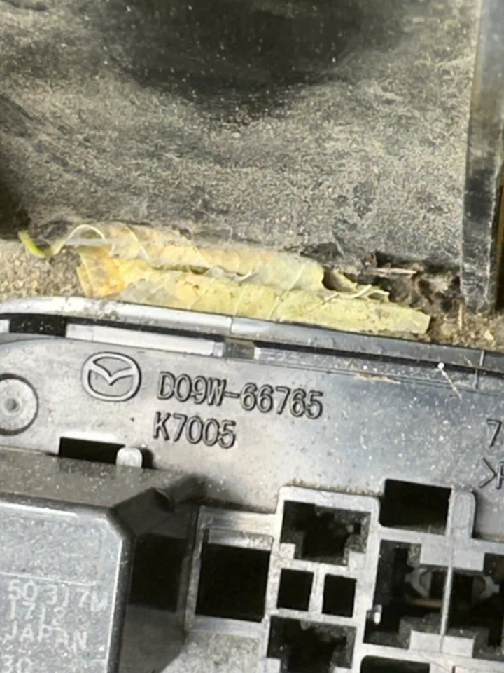 Caja de fusibles relé de motor Mazda 2004-2009 montaje módulo OEM Foto 3 de 4