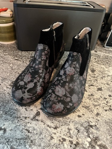 New Alegria Hayden-579 Floral Ankle Booties Womens 39 / Black Velvet Comfort Zip - Picture 2 of 9